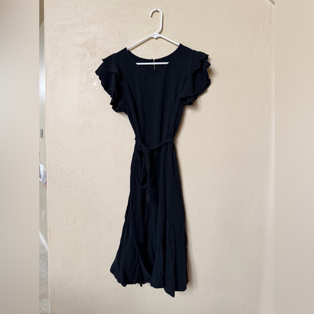 Elegant Black Midi Dress with Ruffle Sleeves
